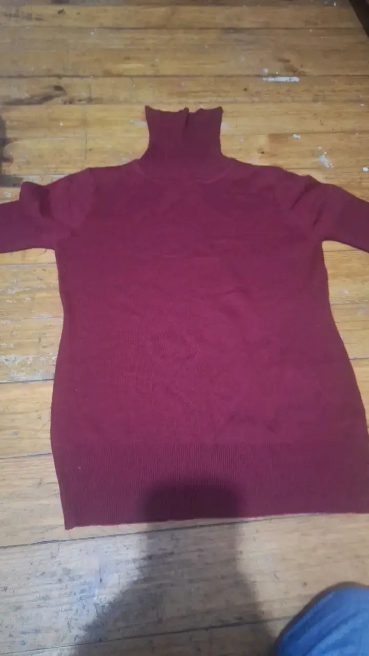 Suéter de cuello alto burdeos para mujer