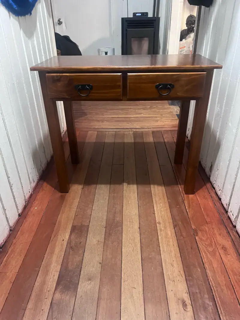 Mesa de Madera con Cajones - 1
