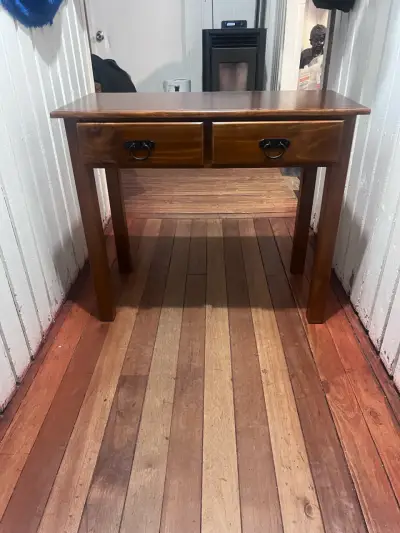 Mesa de Madera con Cajones - miniatura 1