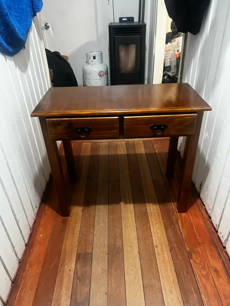 Mesa de Madera con Cajones - 2