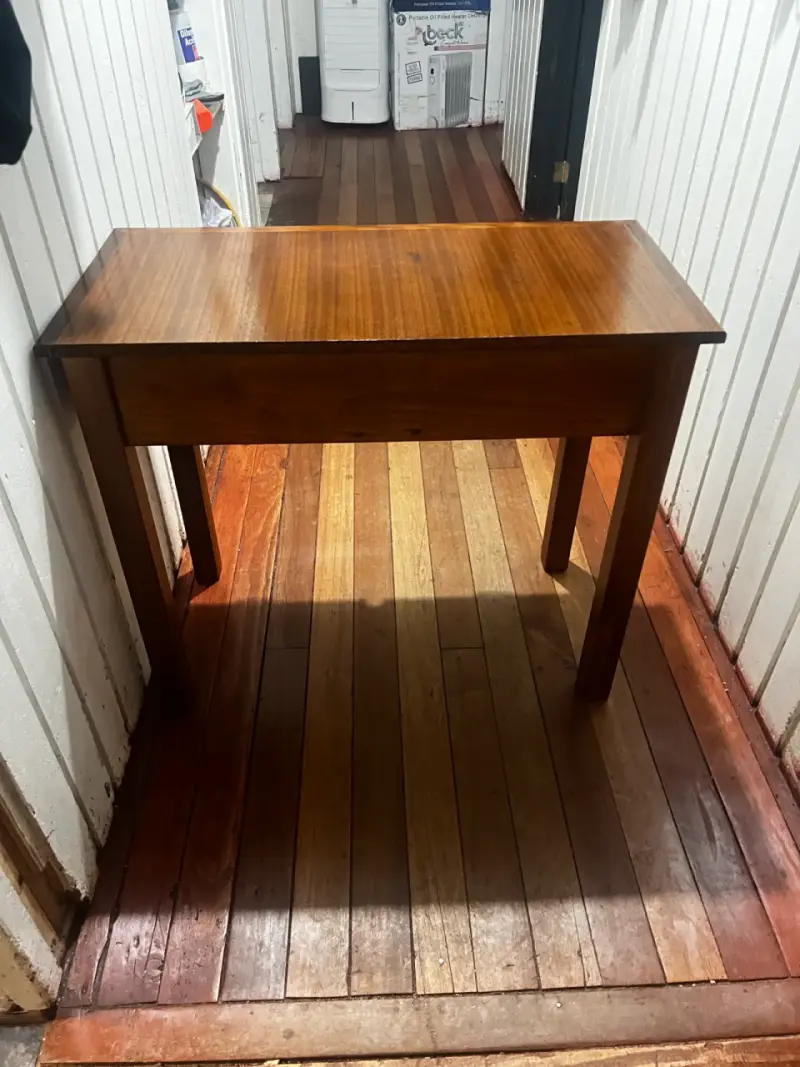 Mesa de Madera con Cajones - 6
