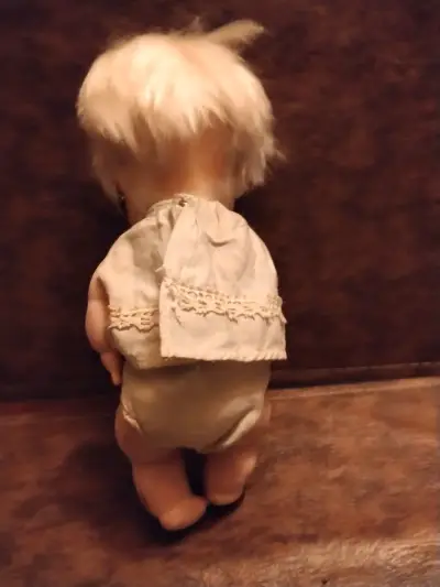 Muñeca vintage de colección con vestido - miniatura 2