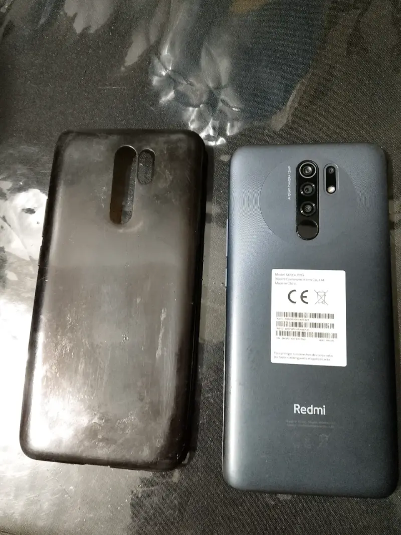 Smartphone Redmi 9 con funda protectora