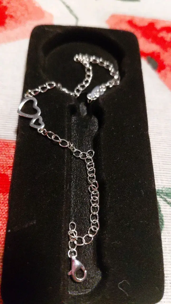 Pulsera de plata con diseño de corazones