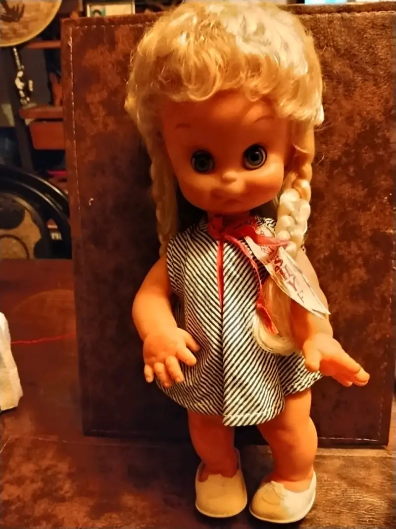 Muñeca vintage con vestido a rayas - 1