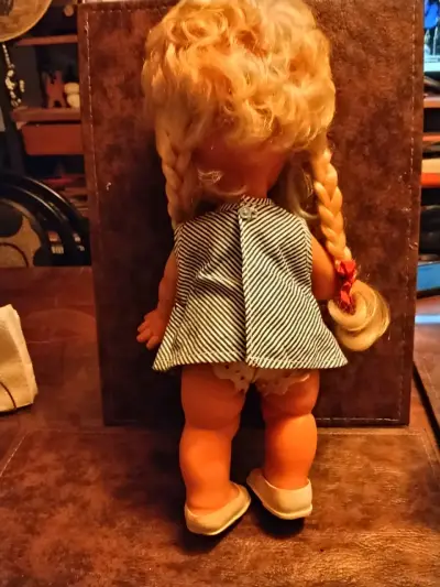 Muñeca vintage con vestido a rayas - miniatura 2