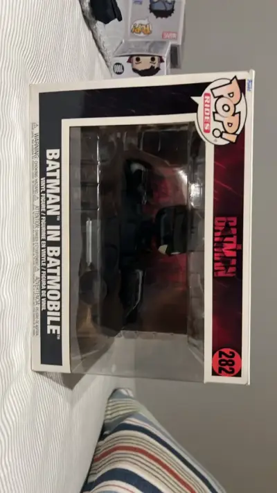 Figura Funko Pop Batman en Batimóvil - miniatura 1