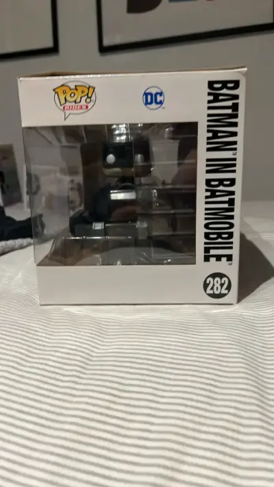 Figura Funko Pop Batman en Batimóvil - miniatura 2
