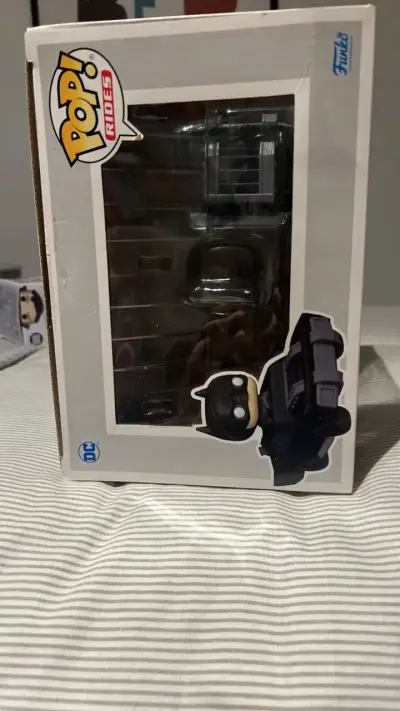 Figura Funko Pop Batman en Batimóvil - miniatura 5