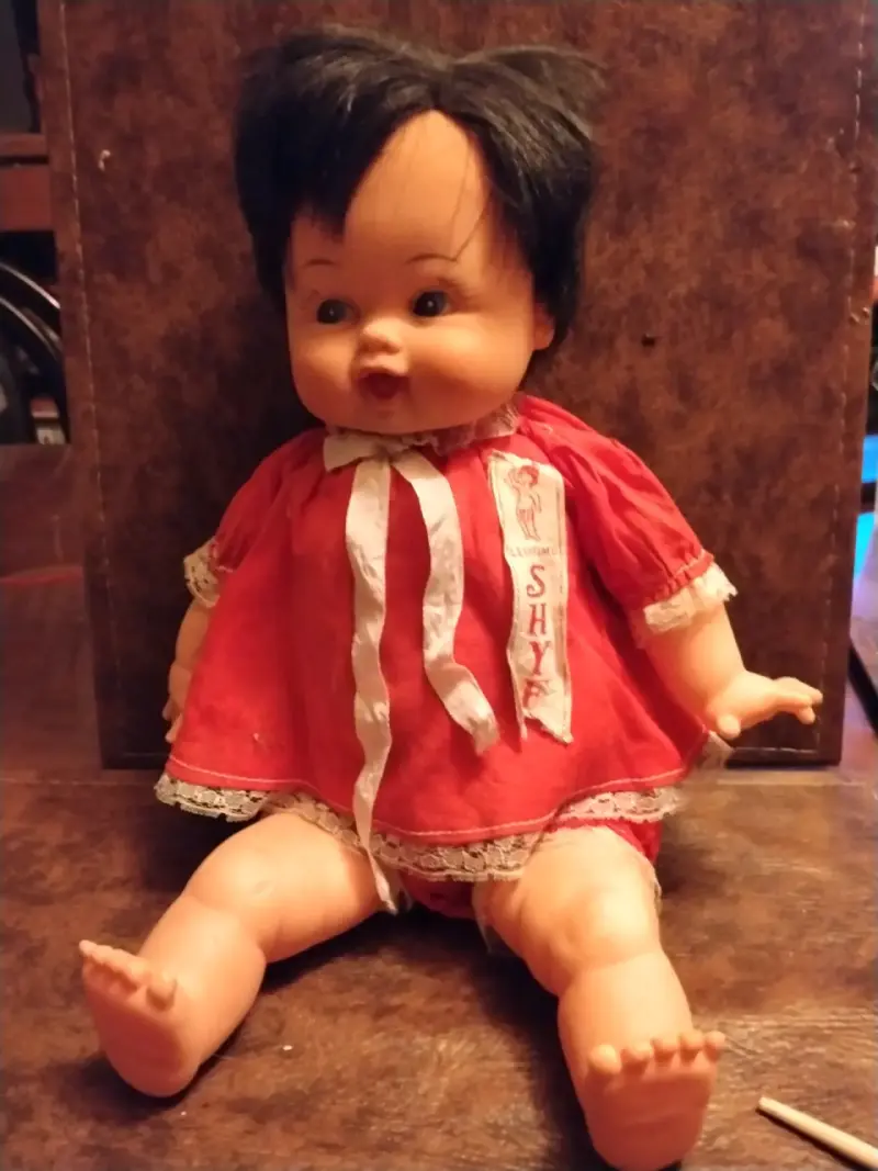 Muñeca vintage con vestido rojo - 1