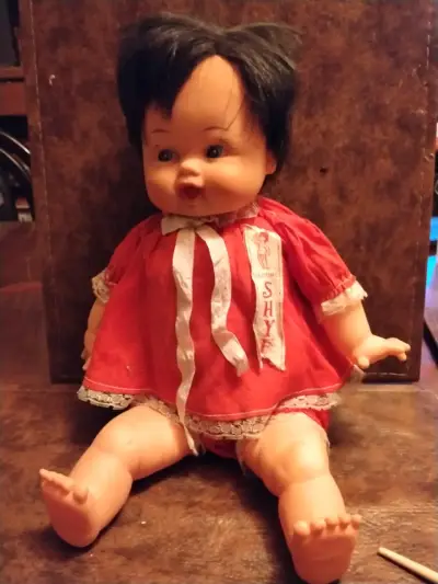 Muñeca vintage con vestido rojo - miniatura 1
