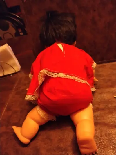 Muñeca vintage con vestido rojo - miniatura 2