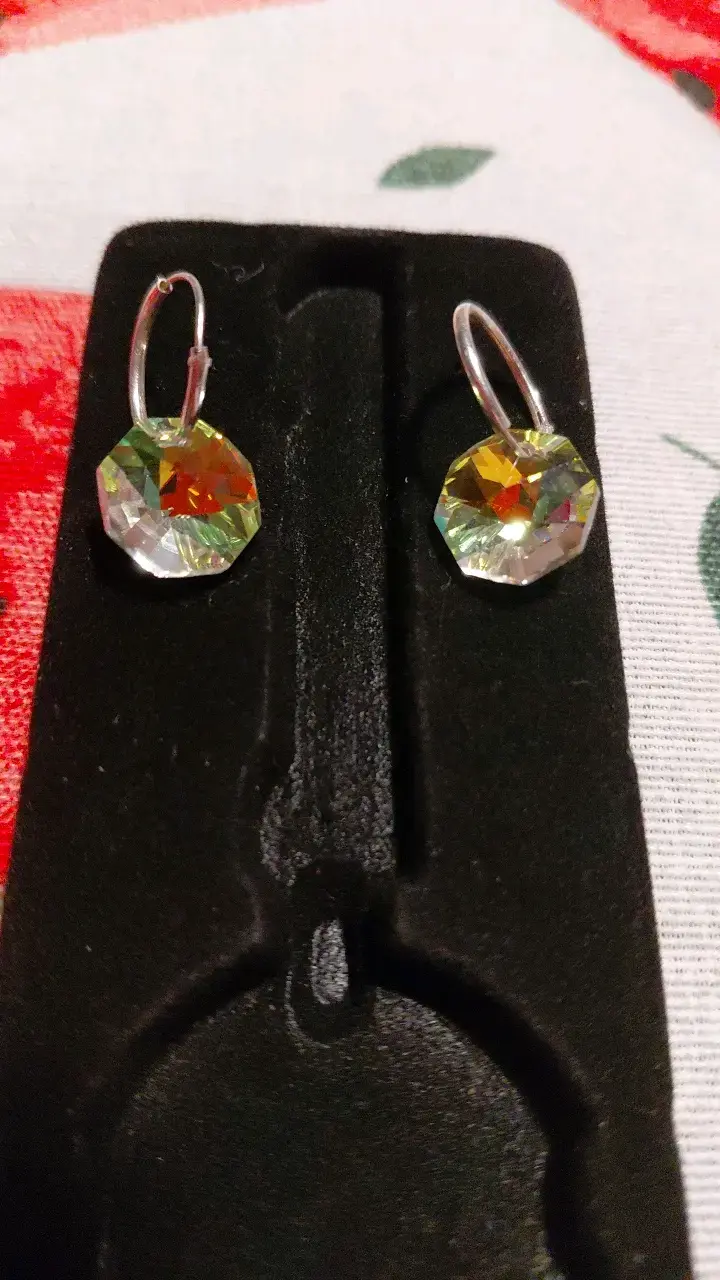 Aros de cristal multicolor elegantes de plata