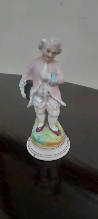 Figura de porcelana antigua decorativa - miniatura 1