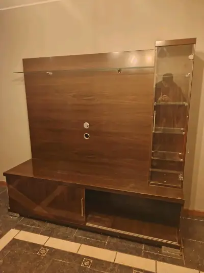 Centro de entretenimiento de madera con vitrina - miniatura 1