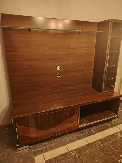 Centro de entretenimiento de madera con vitrina - miniatura 2
