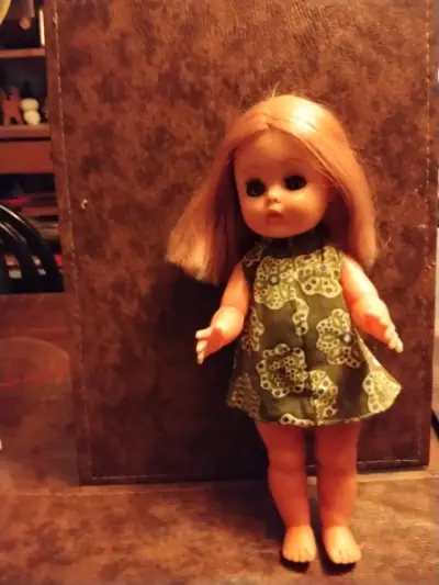 Muñeca vintage con vestido floral - miniatura 1