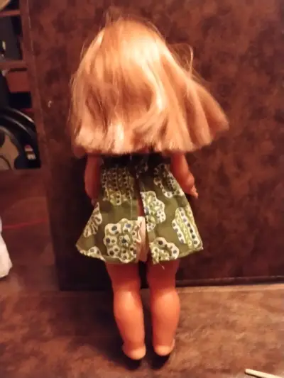 Muñeca vintage con vestido floral - miniatura 2