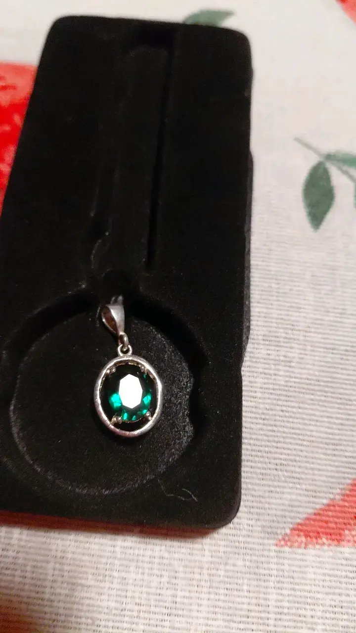 Colgante de plata con piedra verde esmeralda