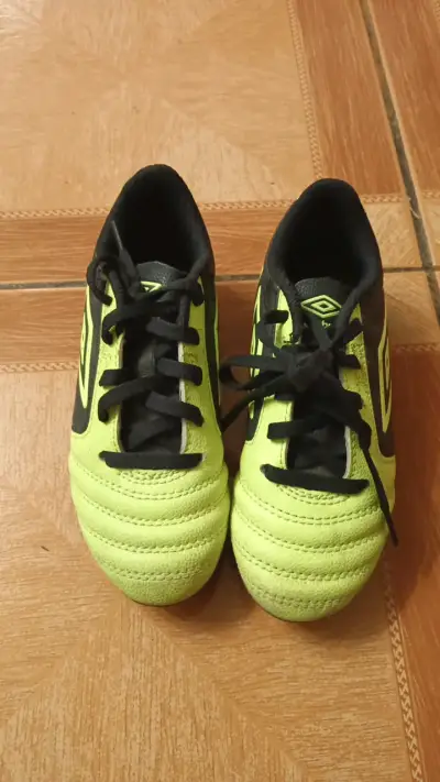 Zapatos de fútbol Umbro amarillo y negro infantil - miniatura 1