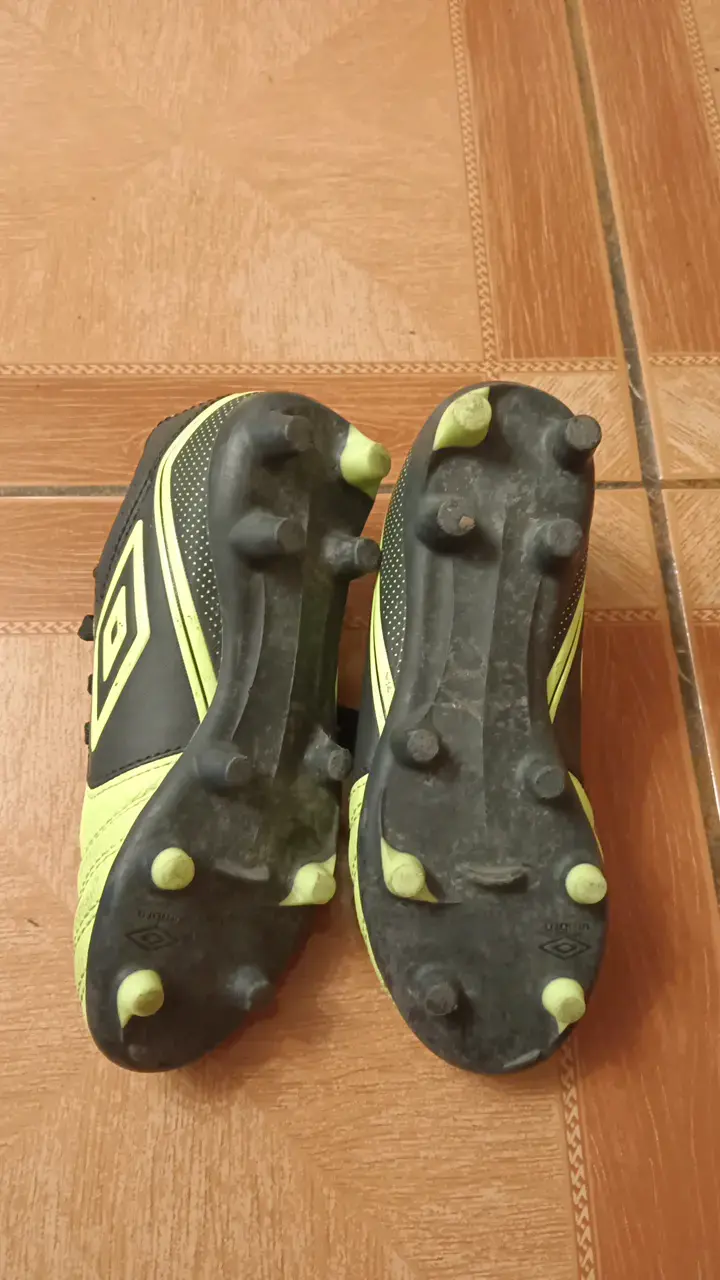Zapatos de fútbol Umbro amarillo y negro infantil - 2
