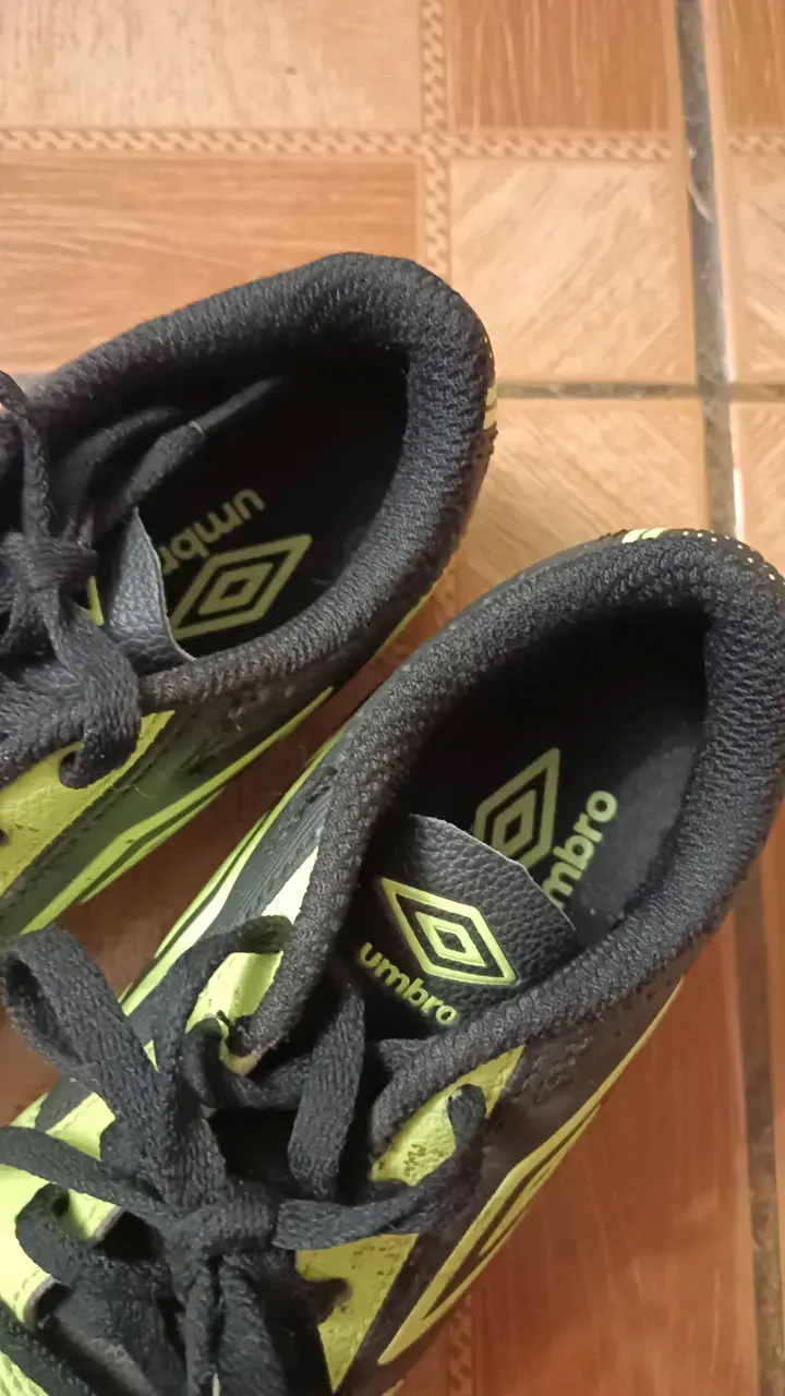 Zapatos de fútbol Umbro amarillo y negro infantil - 3