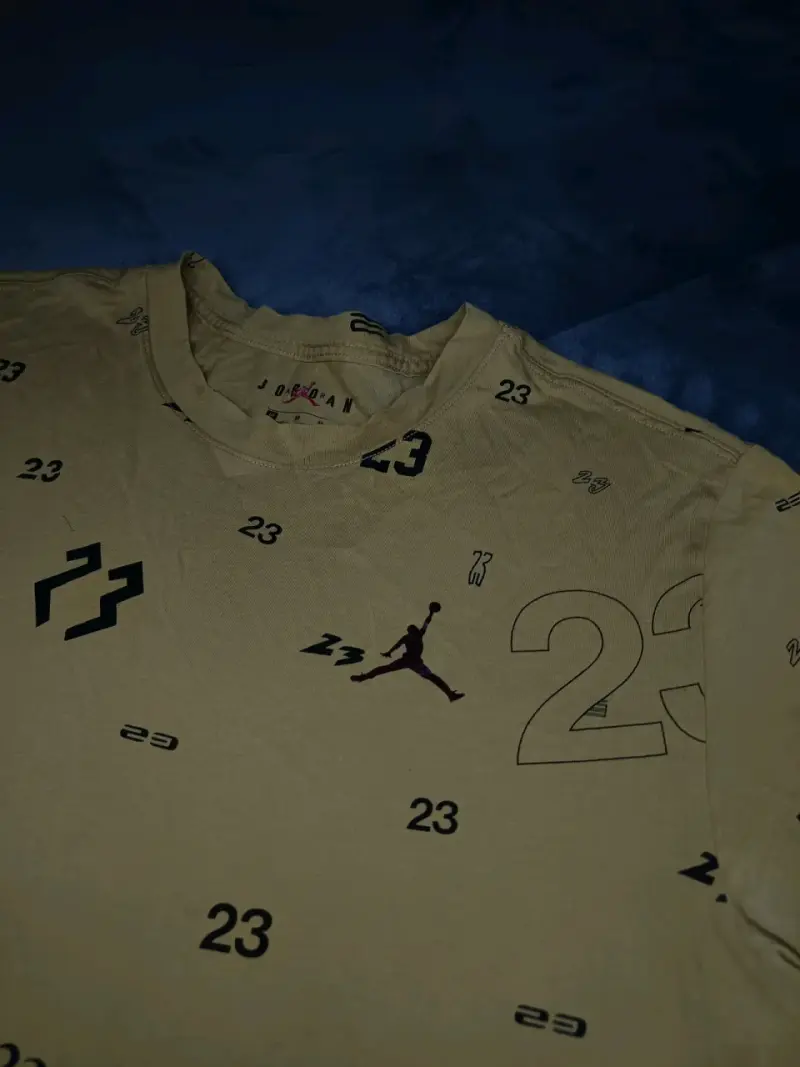 Polera Jordan amarilla con estampado 23 - 4