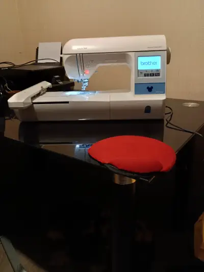 Máquina de bordar Brother PE-780D con pantalla táctil - miniatura 1