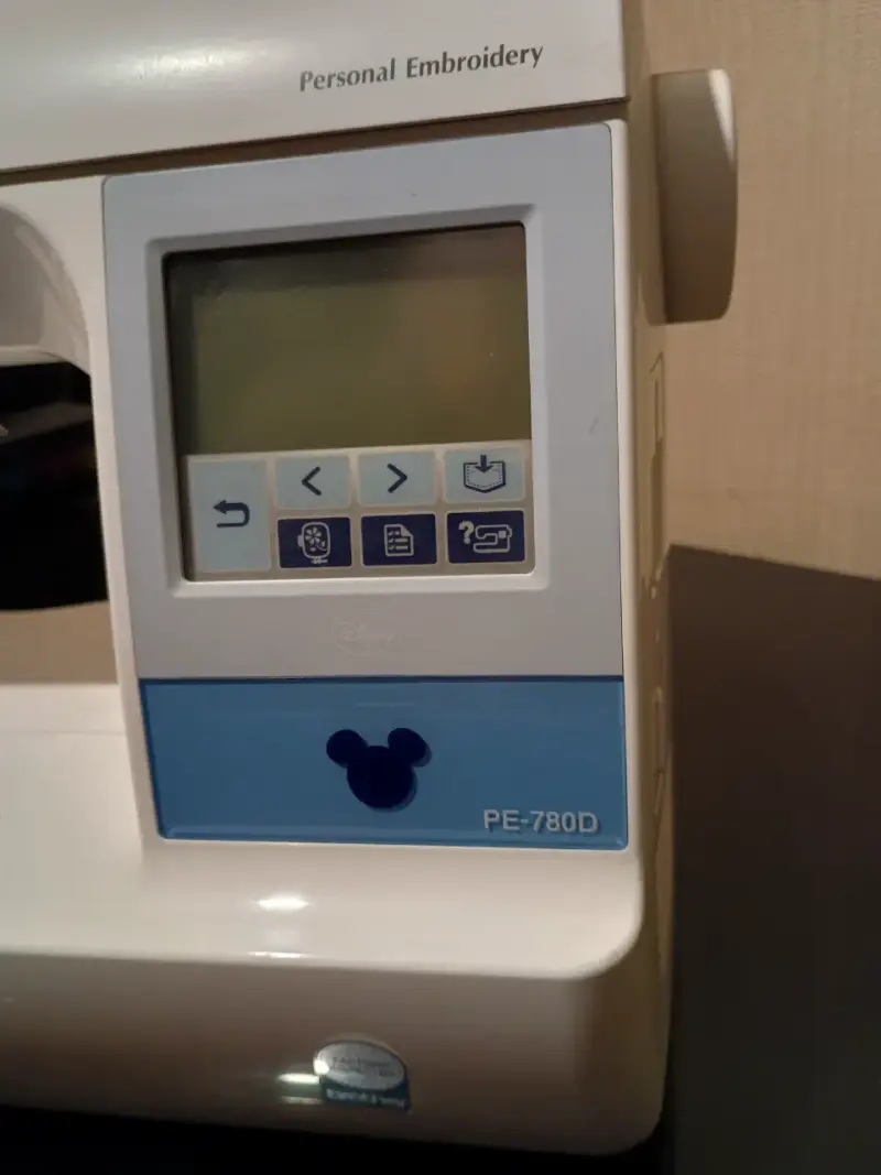 Máquina de bordar Brother PE-780D con pantalla táctil - 3