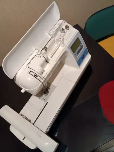Máquina de bordar Brother PE-780D con pantalla táctil - miniatura 4