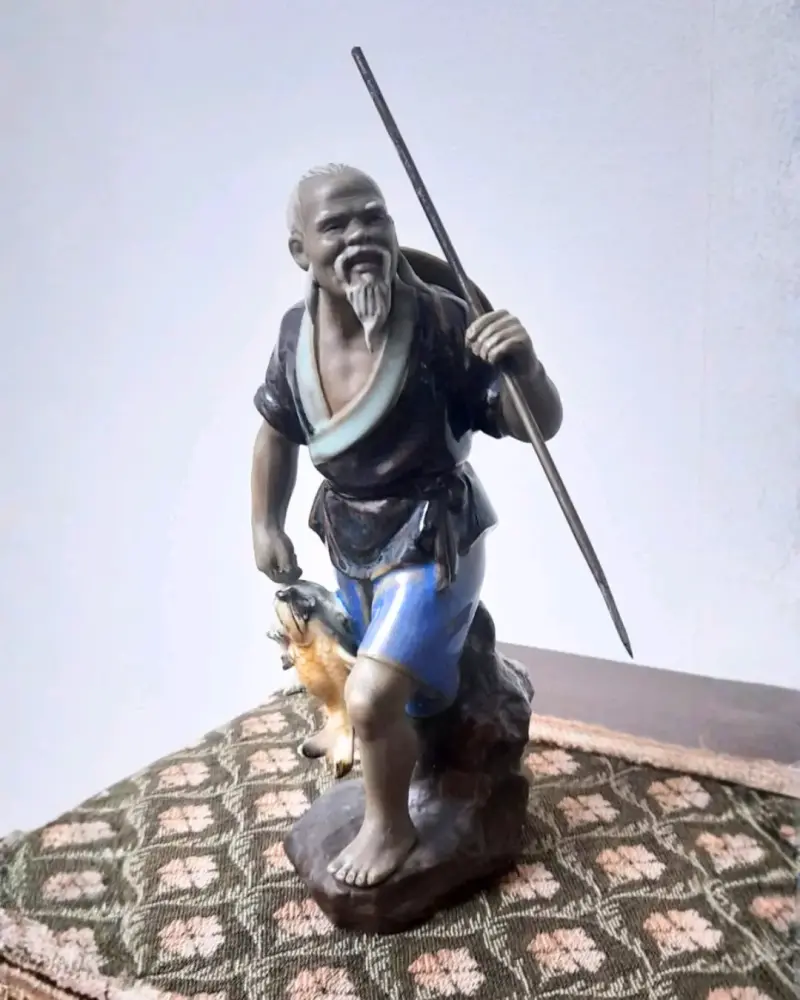 Figura de porcelana de pescador oriental - 1