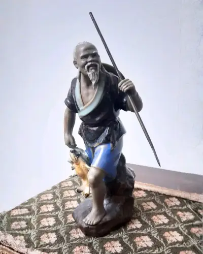 Figura de porcelana de pescador oriental - miniatura 1