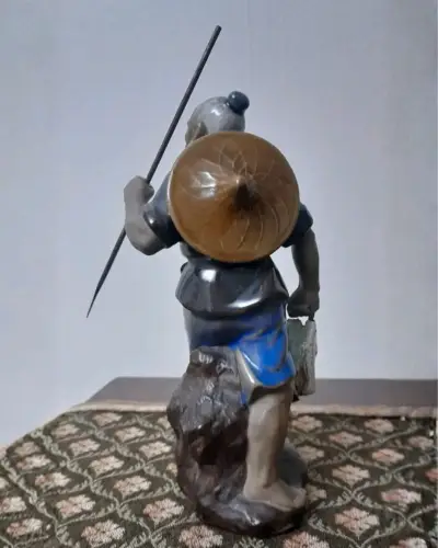 Figura de porcelana de pescador oriental - miniatura 2