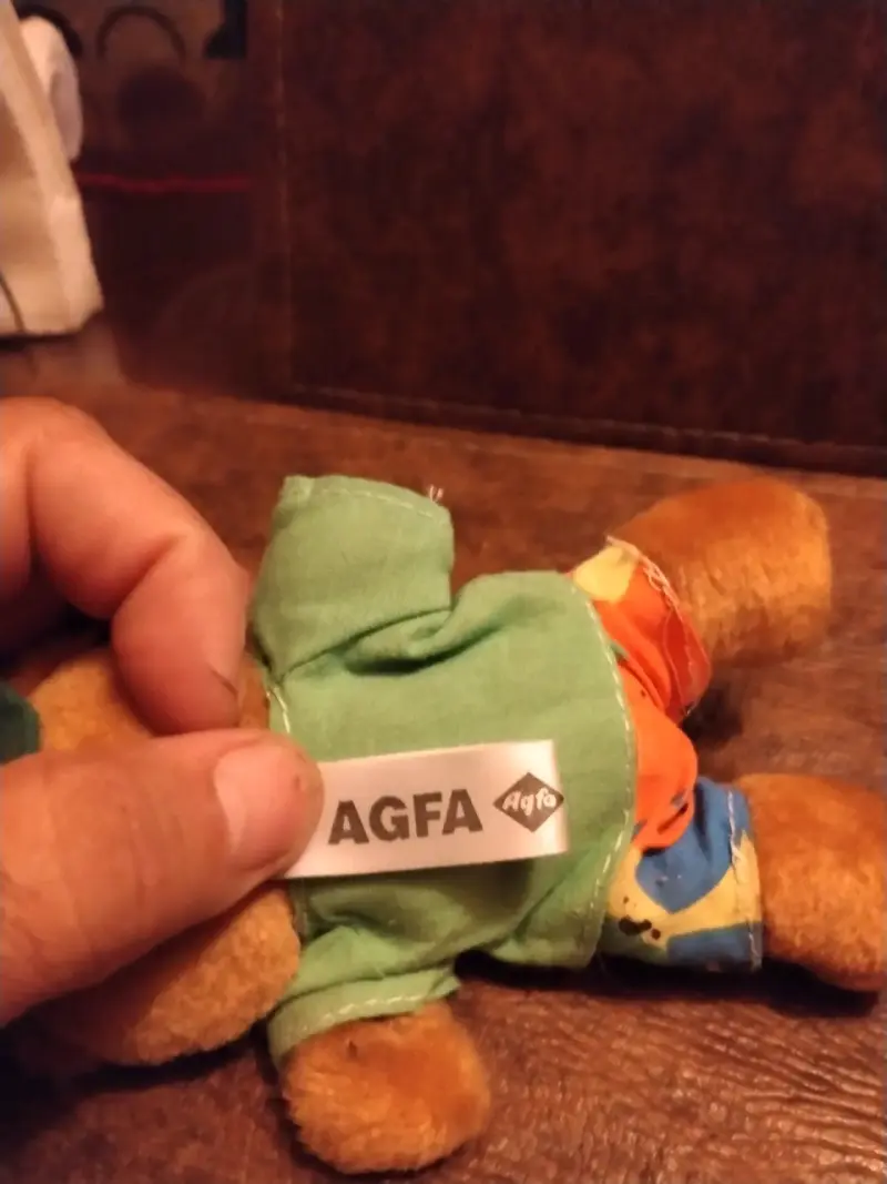 Osito de peluche Agfa con ropa verde - 2