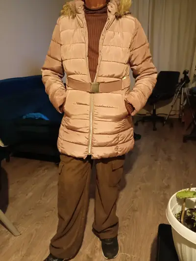 Abrigo de invierno acolchado con capucha para mujer - miniatura 2