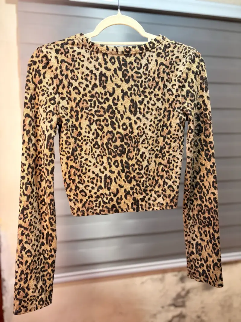 Polera manga larga estampado leopardo Zara - 2
