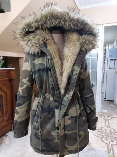 Casaca militar acolchada con gorro forrado en piel - miniatura 1
