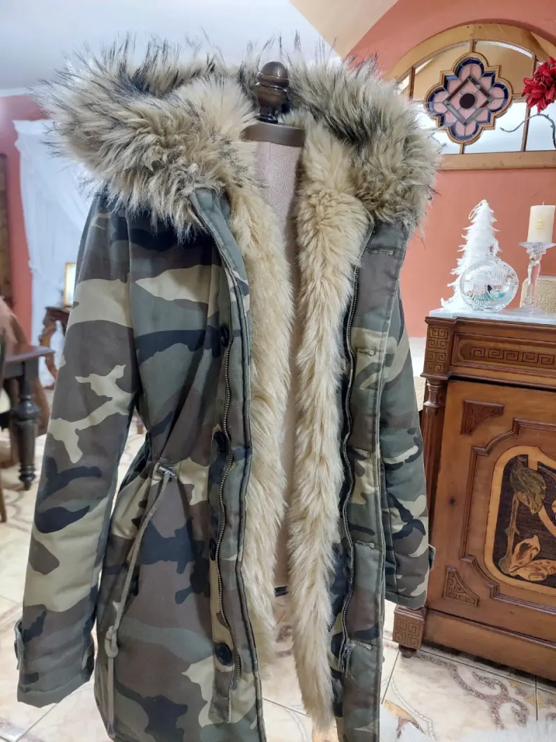 Casaca militar acolchada con gorro forrado en piel - 2