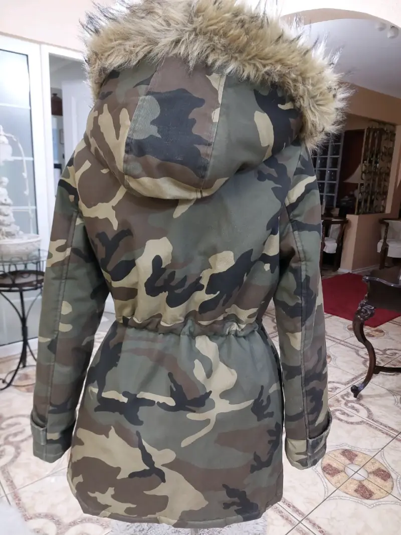 Casaca militar acolchada con gorro forrado en piel - 3