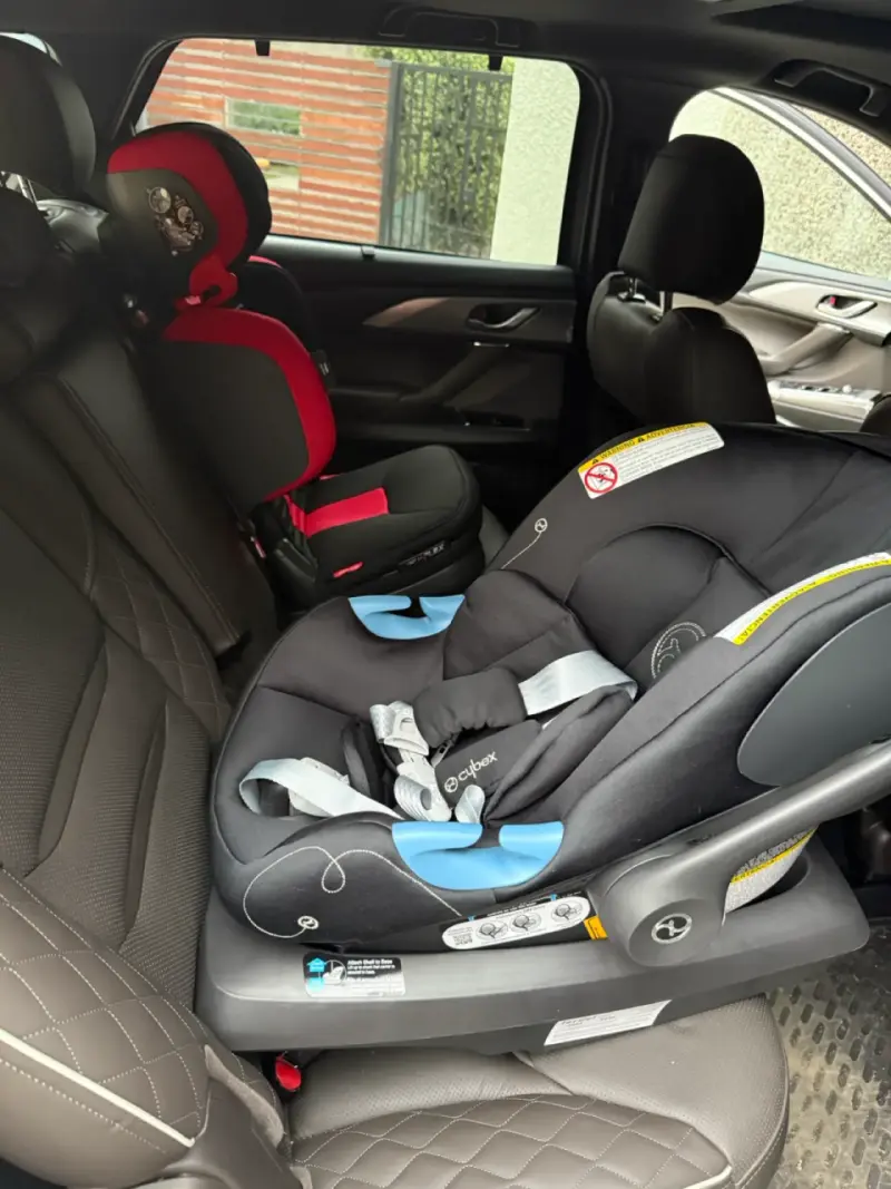 Silla de auto para bebé con base ajustable - 3