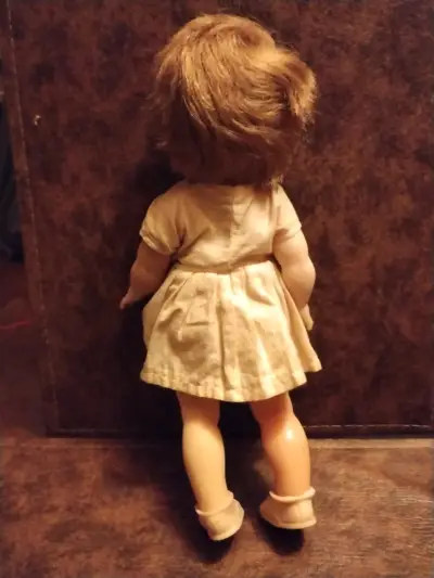 Muñeca vintage de colección con vestido - miniatura 2