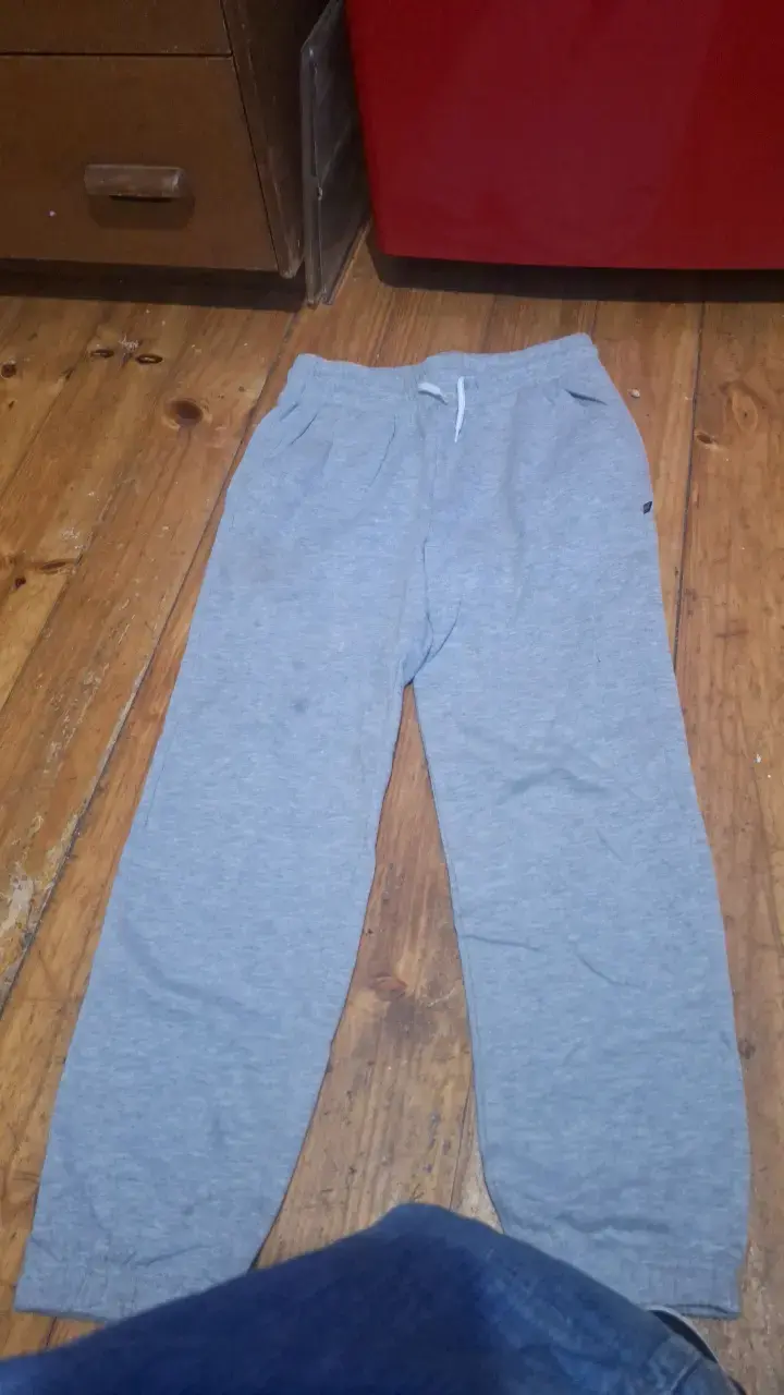 Pantalón deportivo gris para hombre