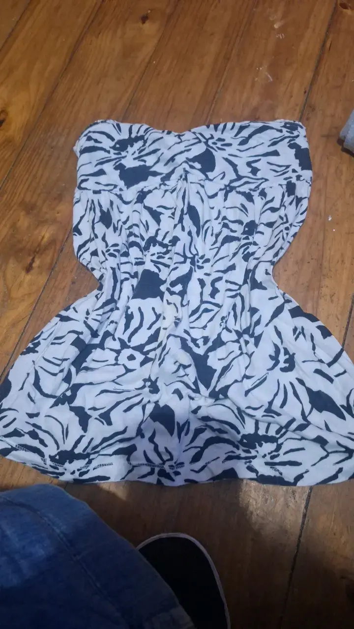 Vestido strapless estampado floral blanco y negro