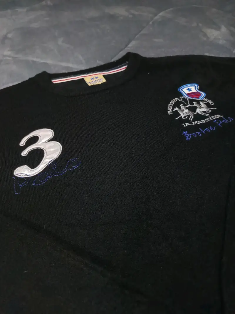 Suéter negro La Martina con diseño bordado - 2