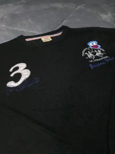 Suéter negro La Martina con diseño bordado - miniatura 2