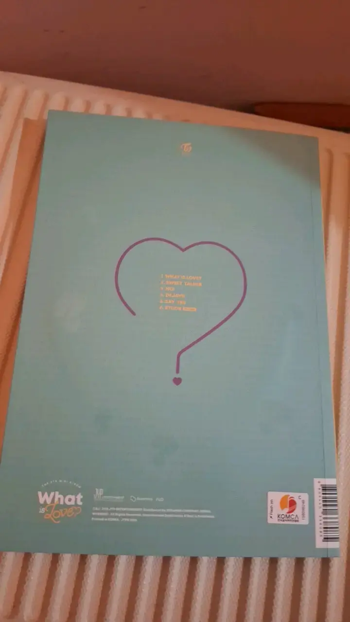 Álbum 'What is Love?' de TWICE - 3