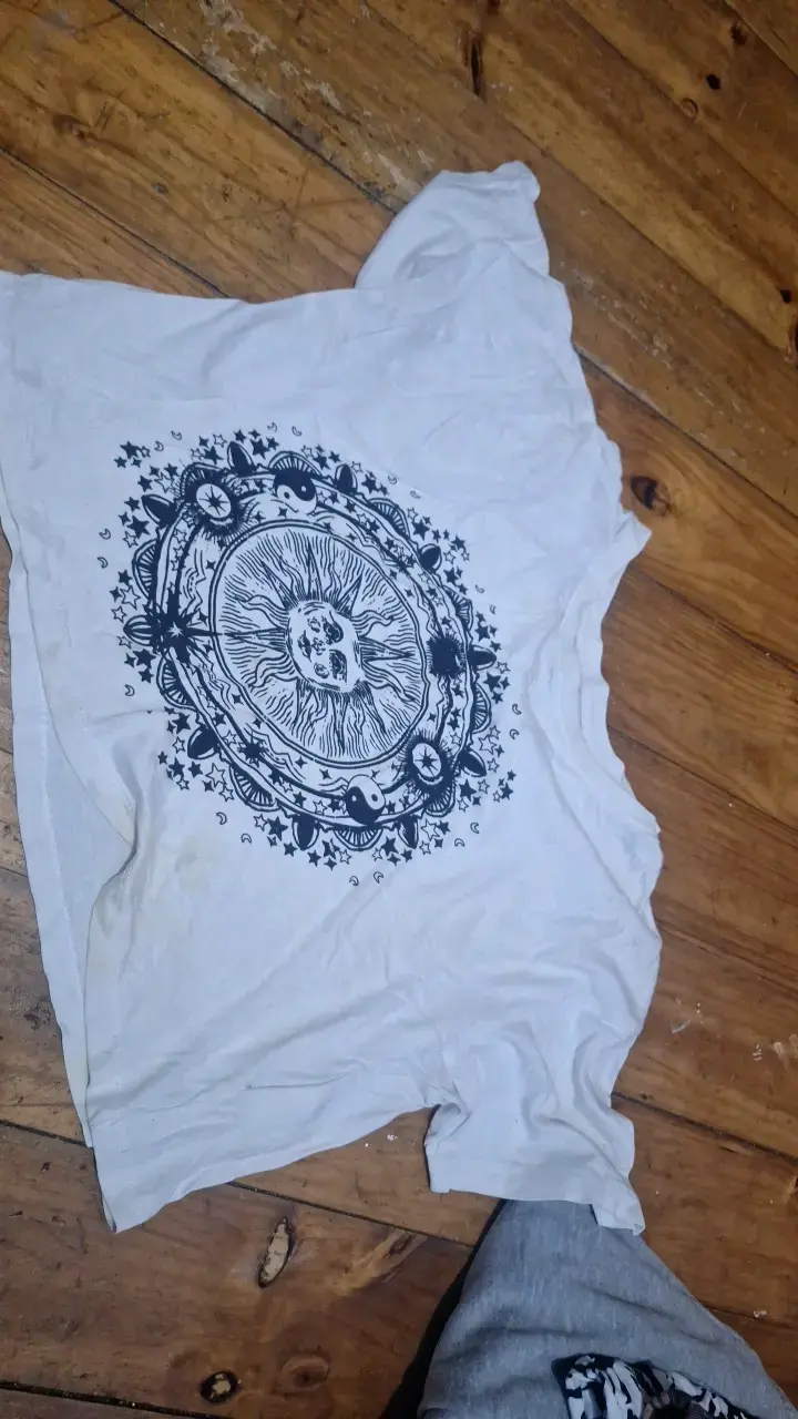 Polera blanca con diseño de sol y luna
