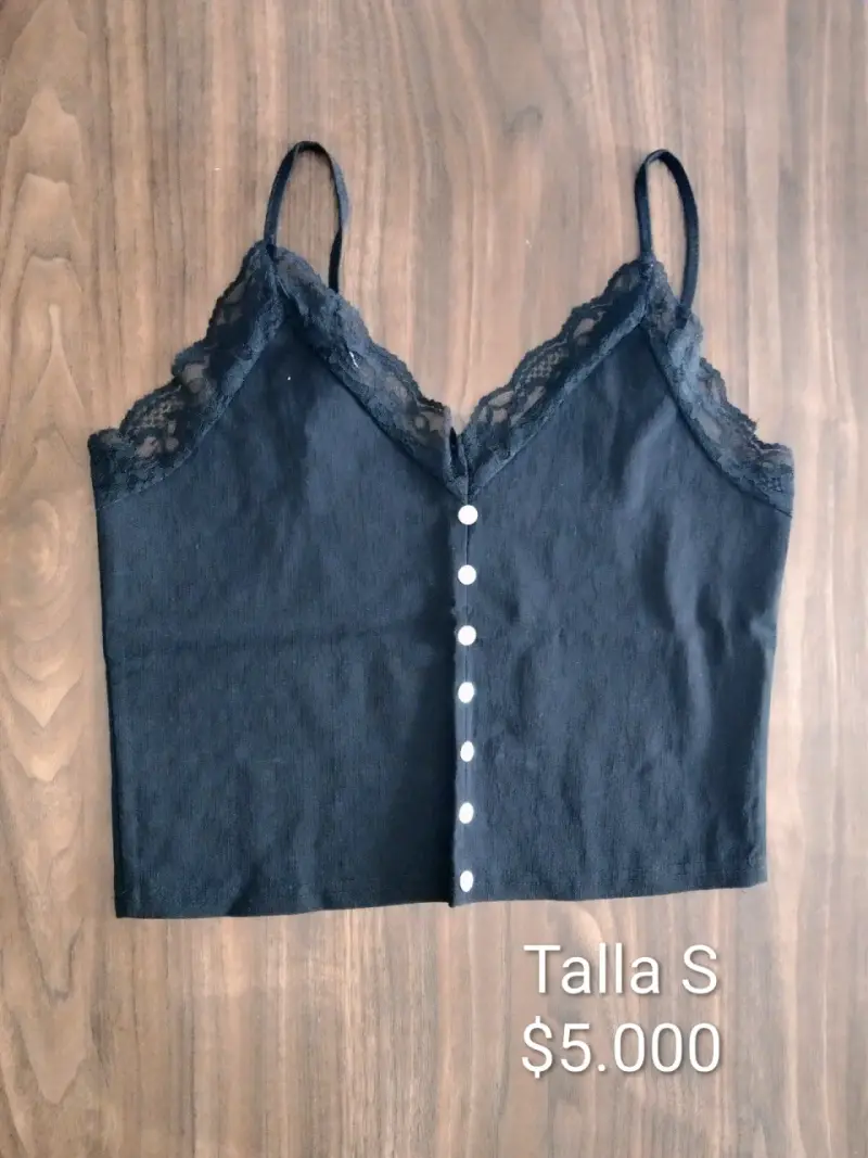 Top negro con encaje y botones para mujer