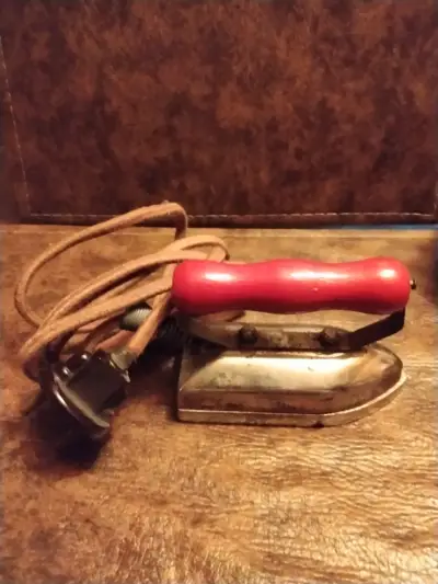 Plancha de ropa vintage con mango rojo - miniatura 1