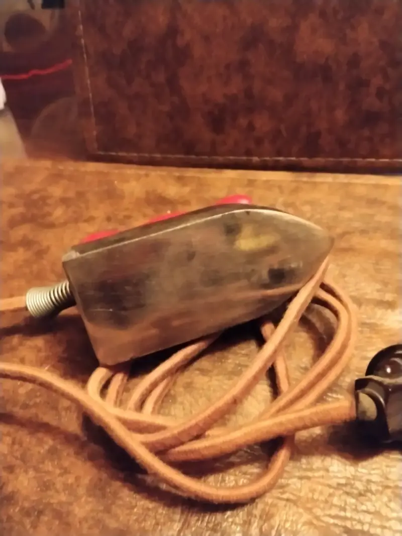 Plancha de ropa vintage con mango rojo - 2